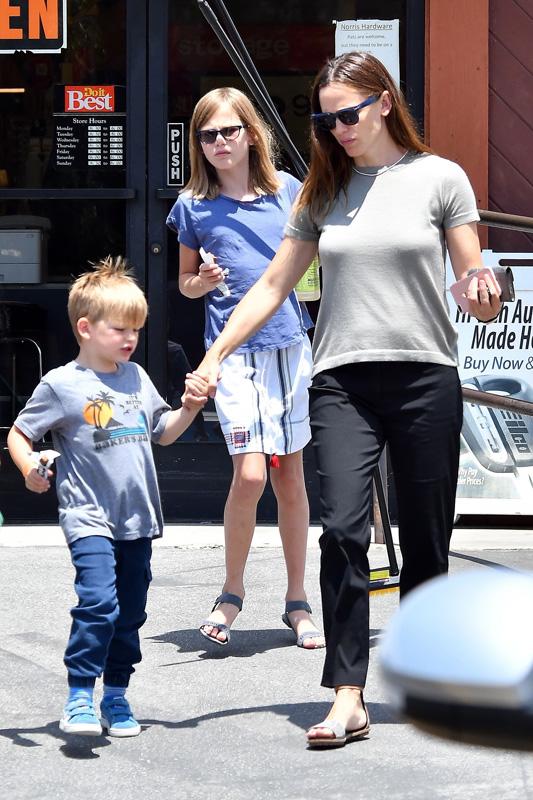 Jennifer Garner stocks up for the 4th of July at the Hardware Store