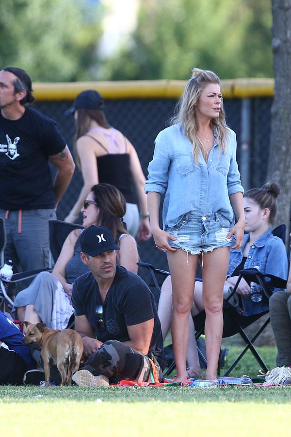 Leann rimes in daisy dukes 07