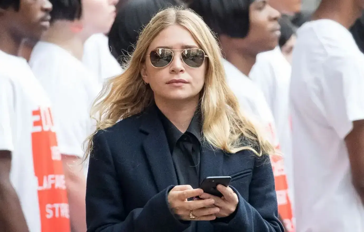 Ashley, Mary-Kate & Elizabeth Olsen Make Rare Appearance Together
