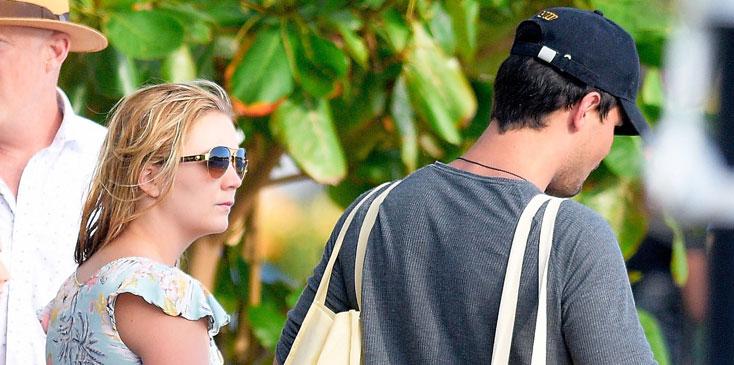 Billie Lourd & Taylor Lautner Vacation In St. Bart's -- Photos