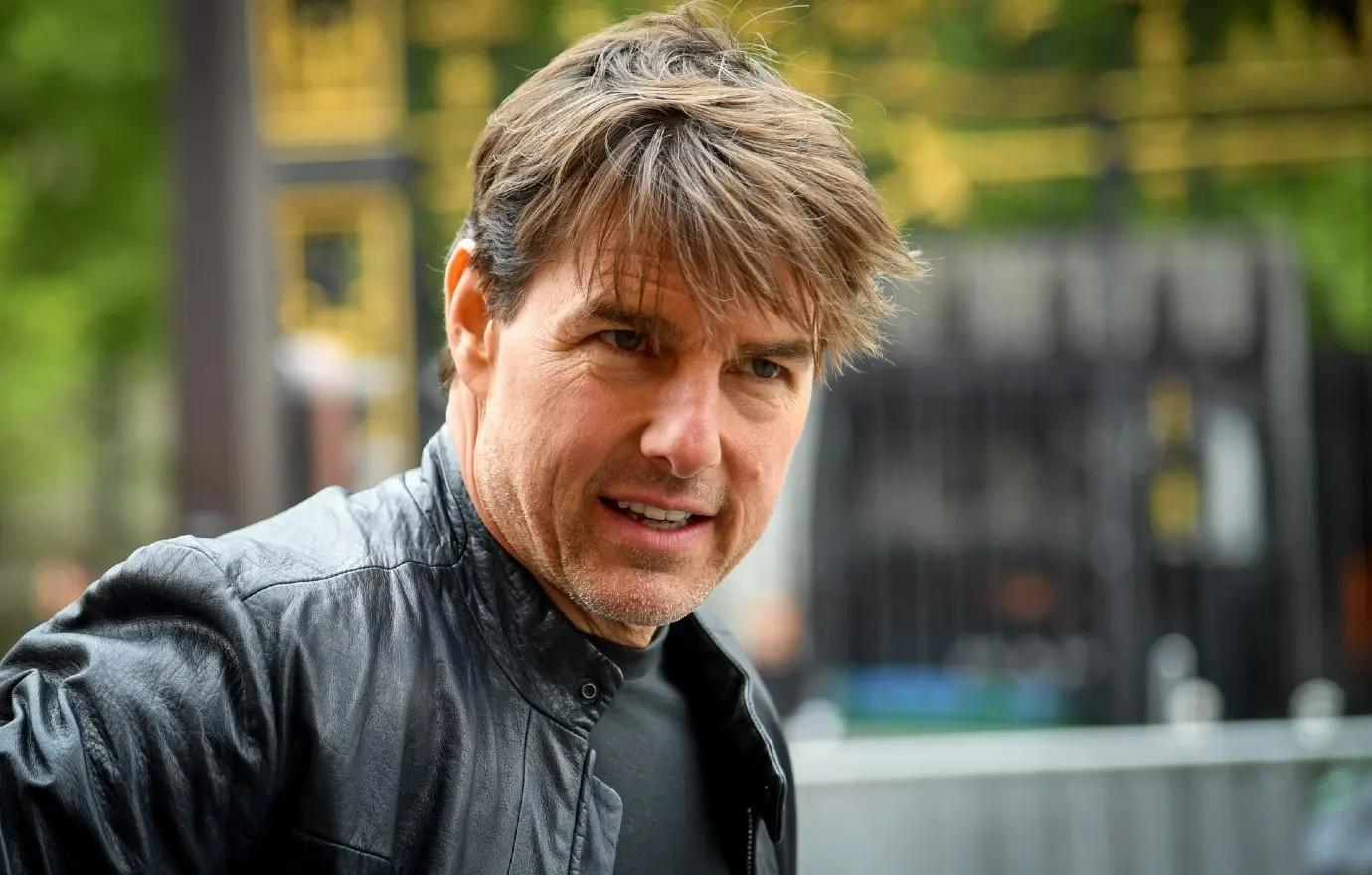 tom cruise only socializes moguls a listers career lonely guy