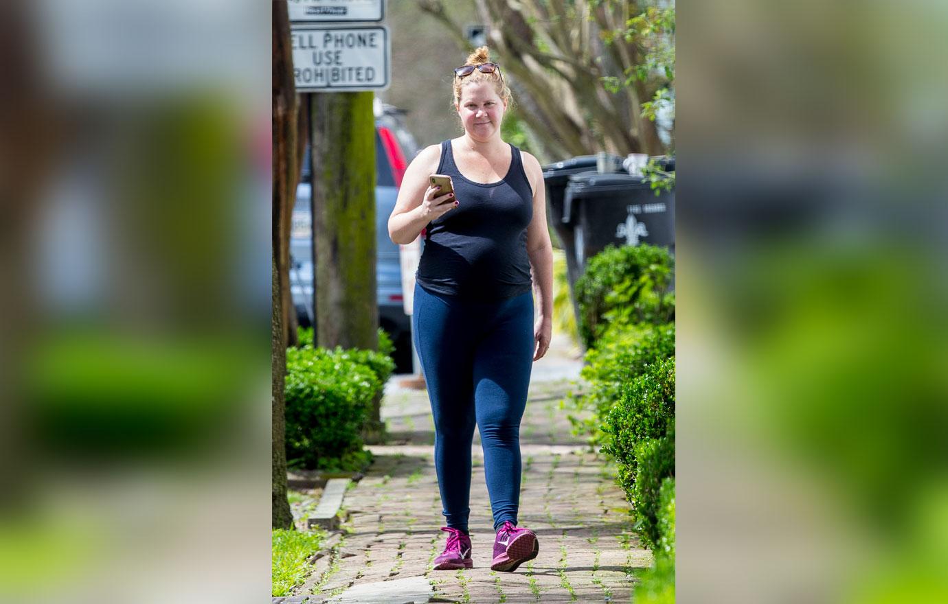 Amy-Schumer-Baby-Bump-Selfie