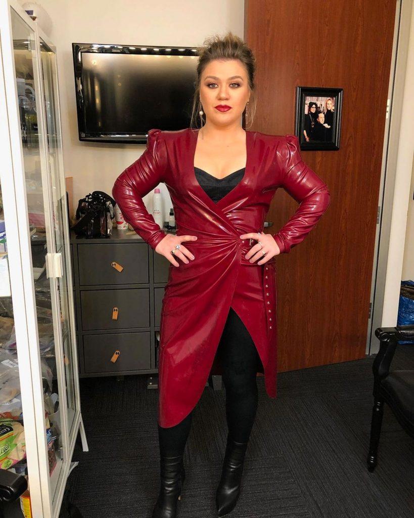 Kelly Clarkson Flaunts Slim Body Amid Brandon Blackstock Divorce: Pic