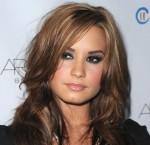 2010__12__Demi_Lovato_Dec7newsnea 150×145.jpg