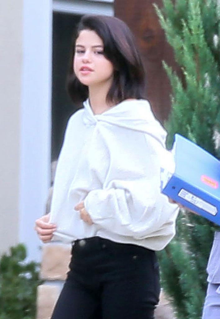 Exclusive&#8230; Selena Gomez Relaxing At Rehab In Tennessee***NO USE W/O PRIOR AGREEMENT &#8211; CALL FOR PRICING***