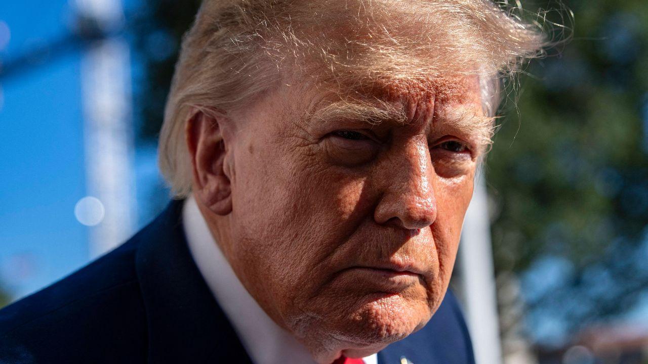 Photo of Trump's hair keeps changing colors.