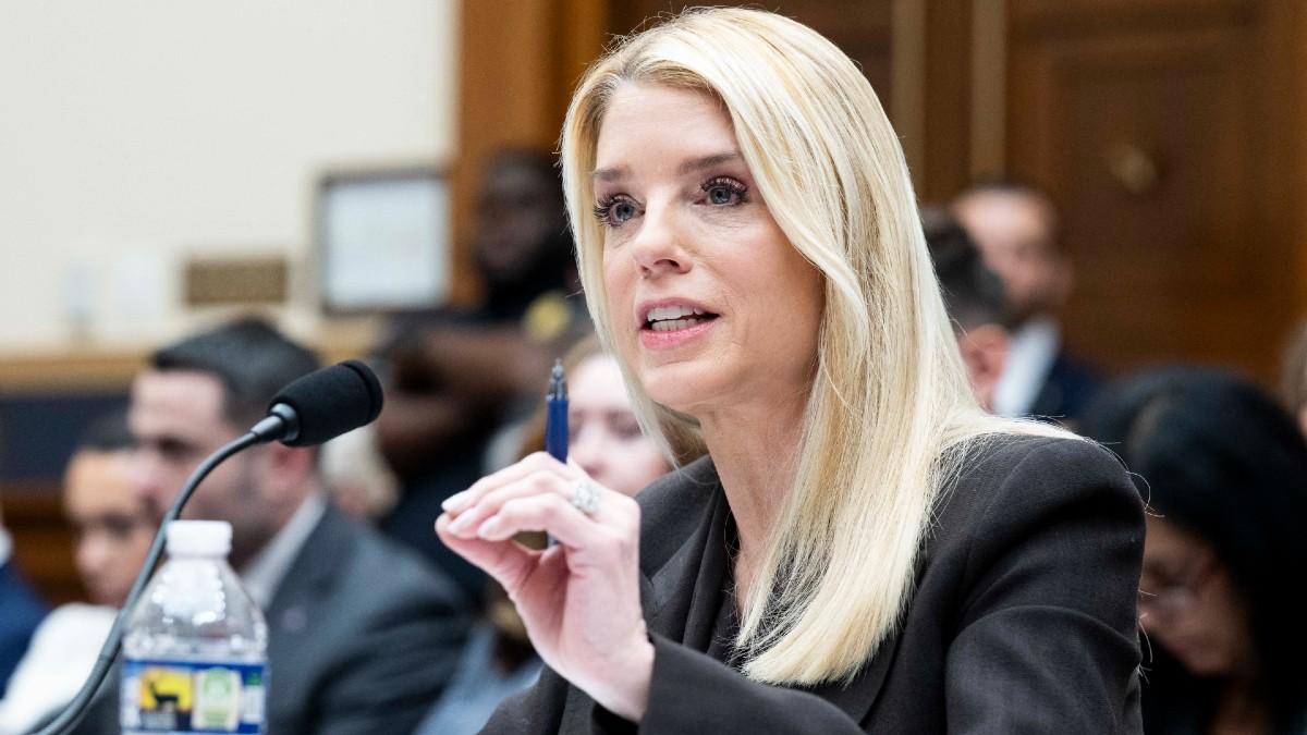 Photo of Countless Americans were unhappy with the way Pam Bondi handled the invesitgation into the Jeffrey Epstein files.