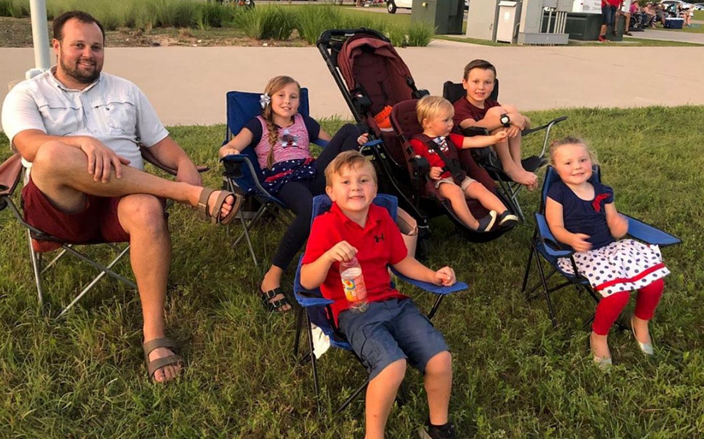 Josh And Anna Duggar With Kids On The Lawn Jim Bob Michelle Duggar Home Raided