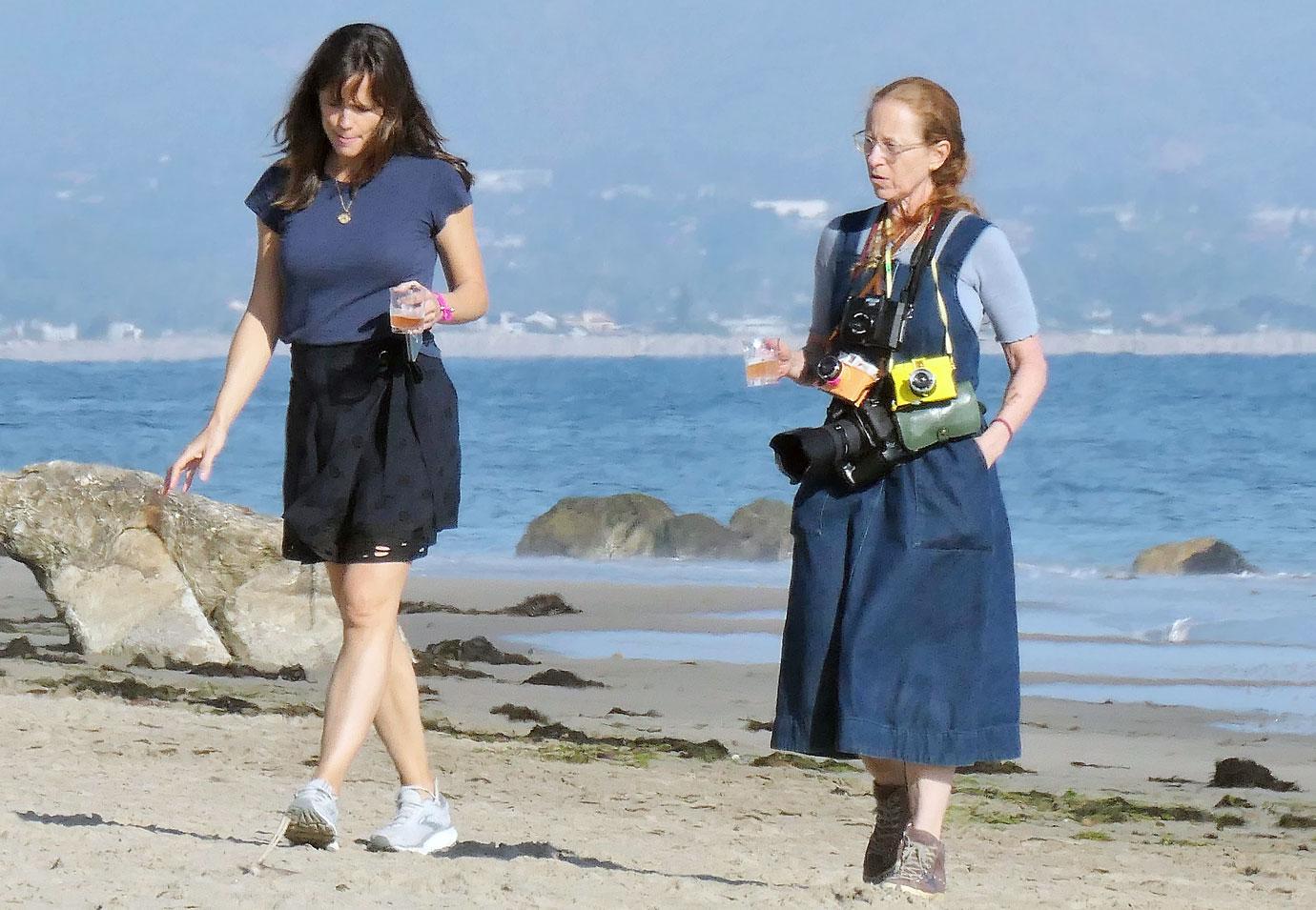 jennifer garner masters multitasking during photoshoot on the beach in santa barbara