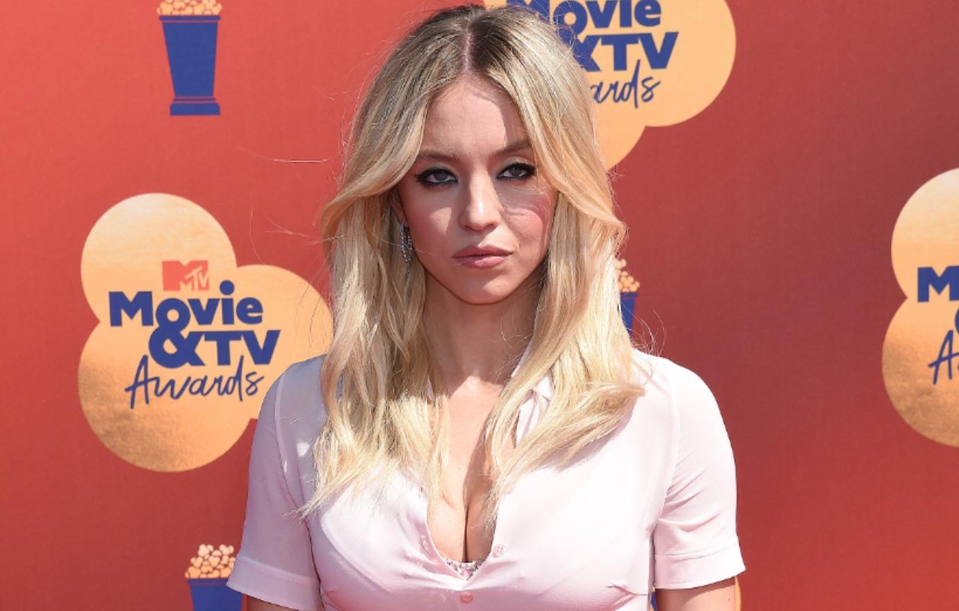 sydney sweeney rocks all pink ensemble best fight award