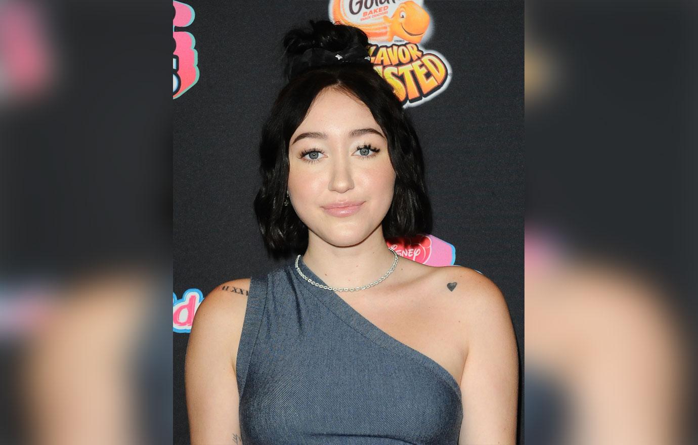 noah cyrus one sleeve crop top