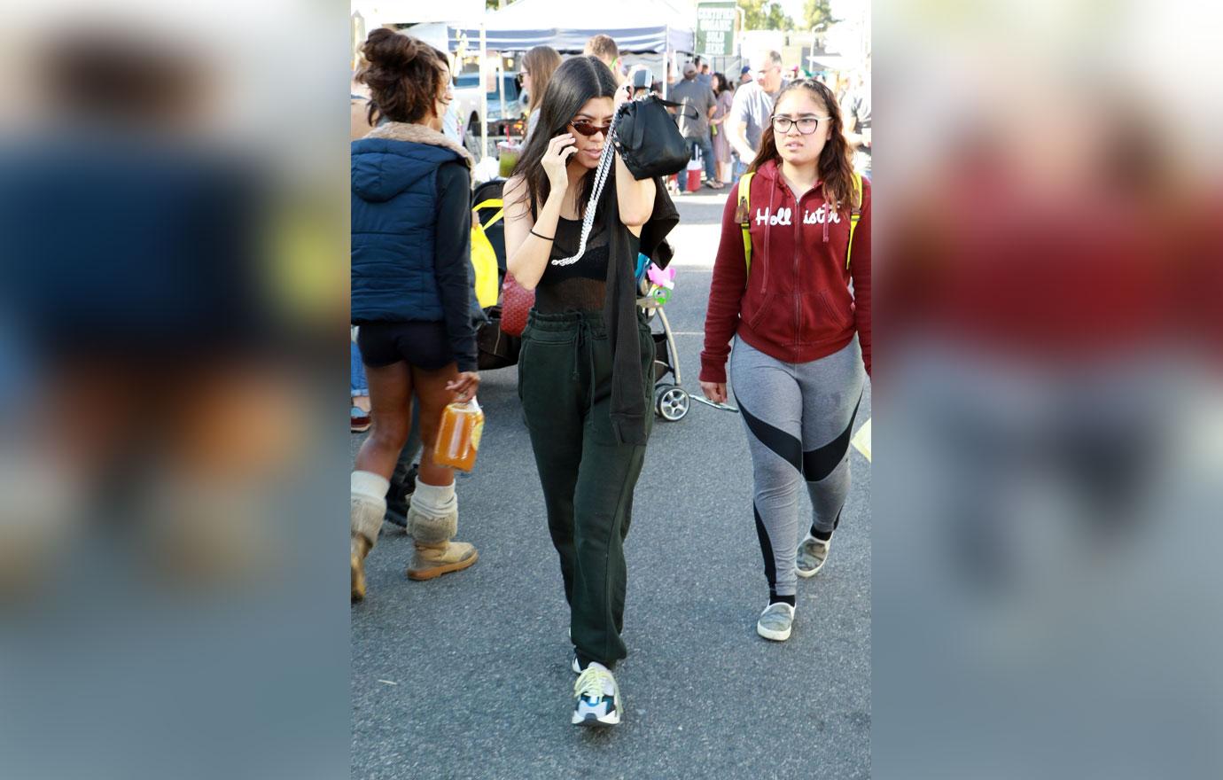 Kourtney kardashian photobombed farmers market 2