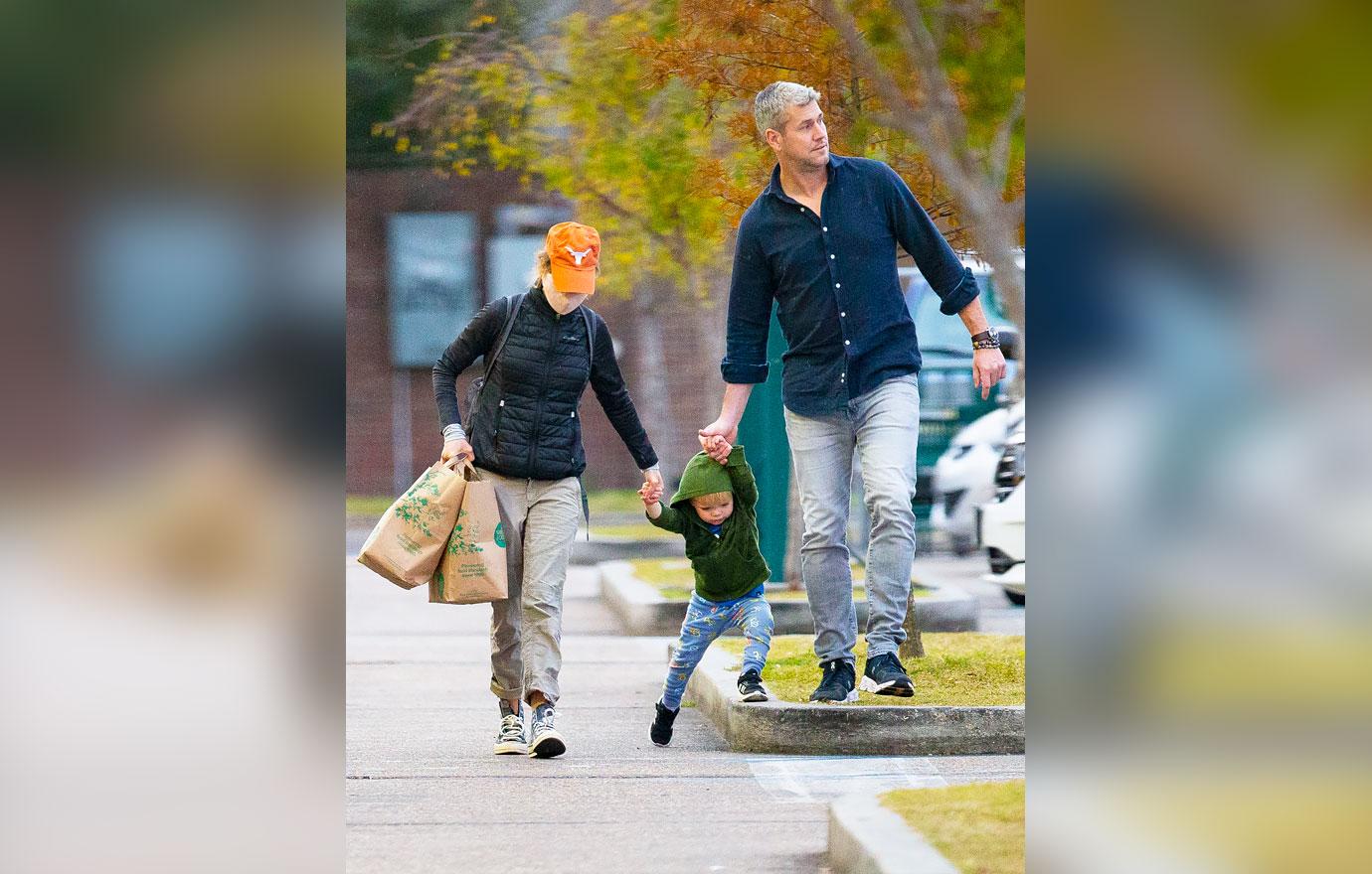 ant anstead and son hudson jet home after spending time with renee zellweger in louisiana ok