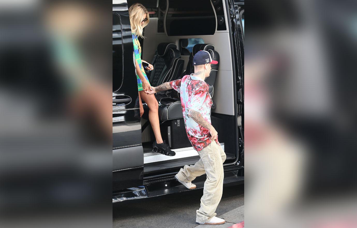 Hailey Baldwin Reps Her Husband Justin Bieber S Clothing Line Drew