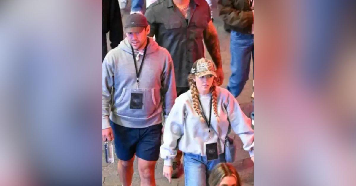 image of The pair performed 'Sweet Caroline' together.