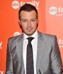 2011__04__Joey_Lawrence_April28newsnea 215×300.jpg