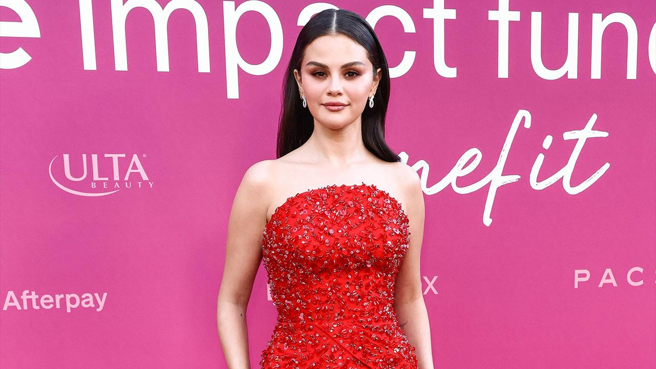 Image of Selena Gomez confessed that sometimes her throat swells.