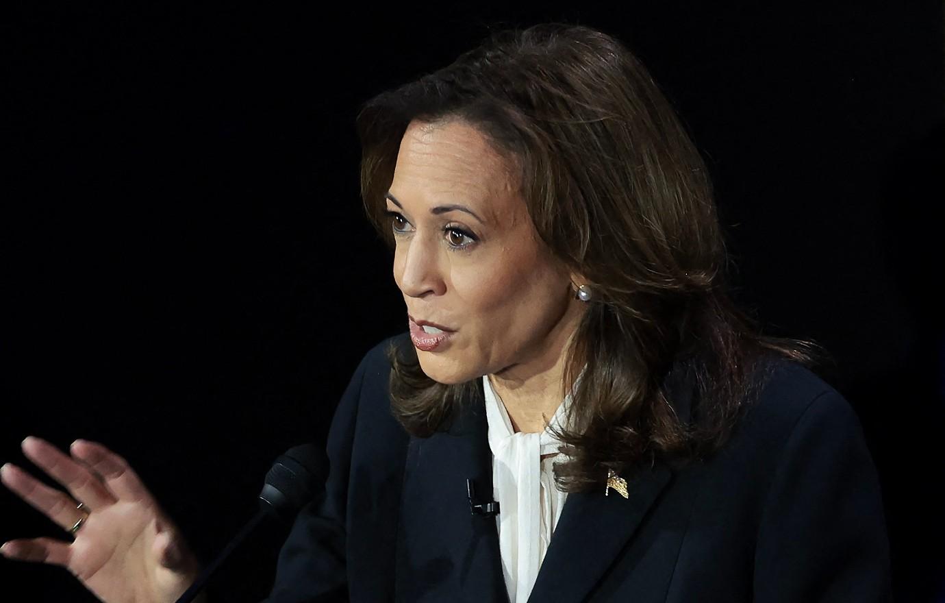 donald trump demands kamala harris take down claims worked mcdonalds