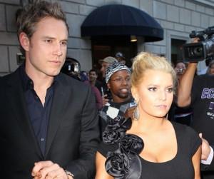 2010__11__Eric_Johnson_Jessica_Simpson_Nov15newsnea 300×286.jpg