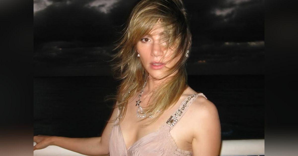 Image of Suki Waterhouse frequently exposes her body online.