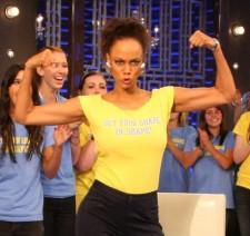 2009__11__tyra flexes musclescrop 225&#215;212.jpg