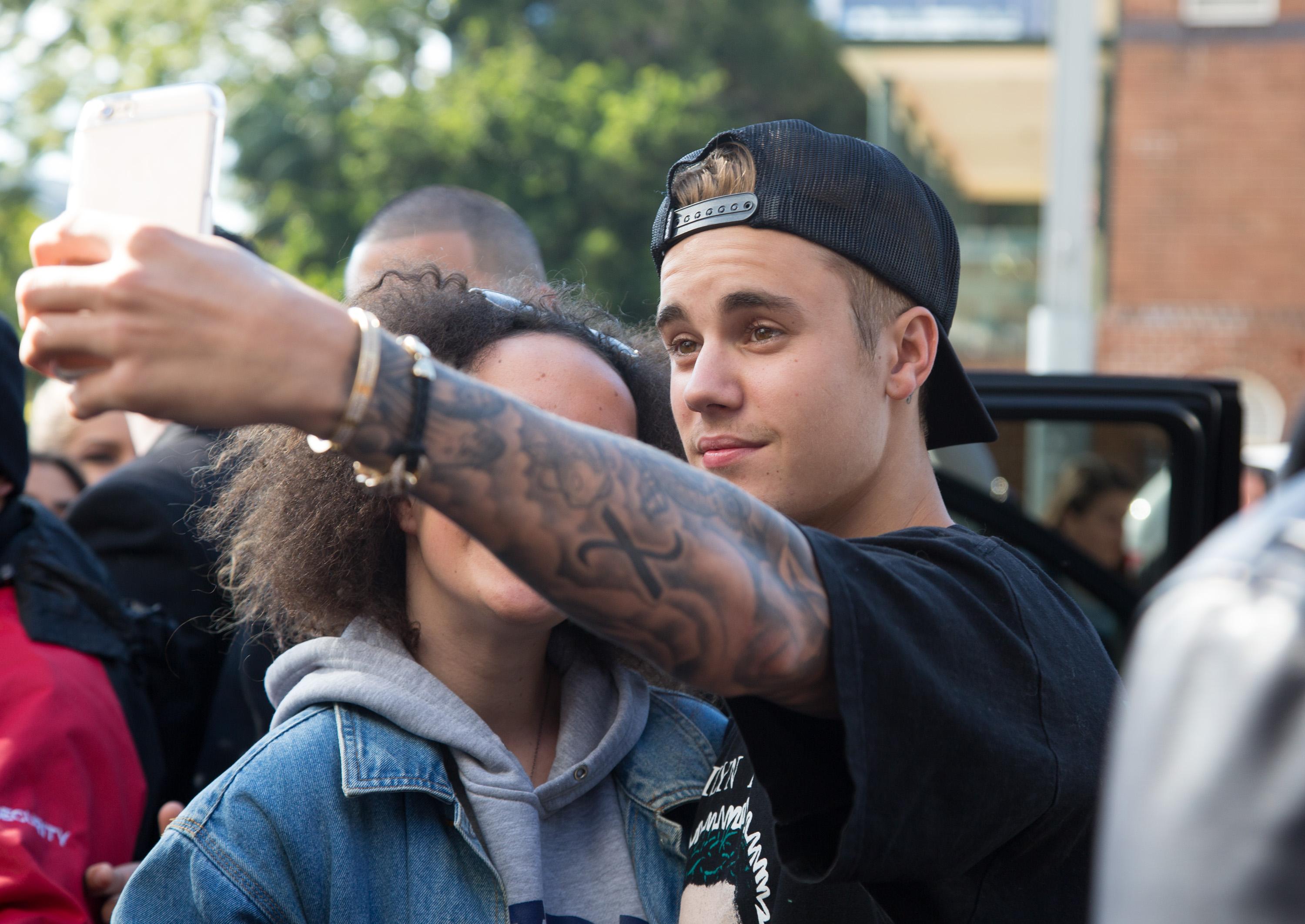 INF &#8211; Justin Bieber Greets Fans Outside Of His Hotel