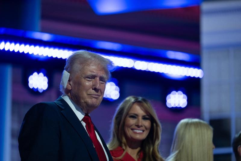 donald trump boards plane alone melania