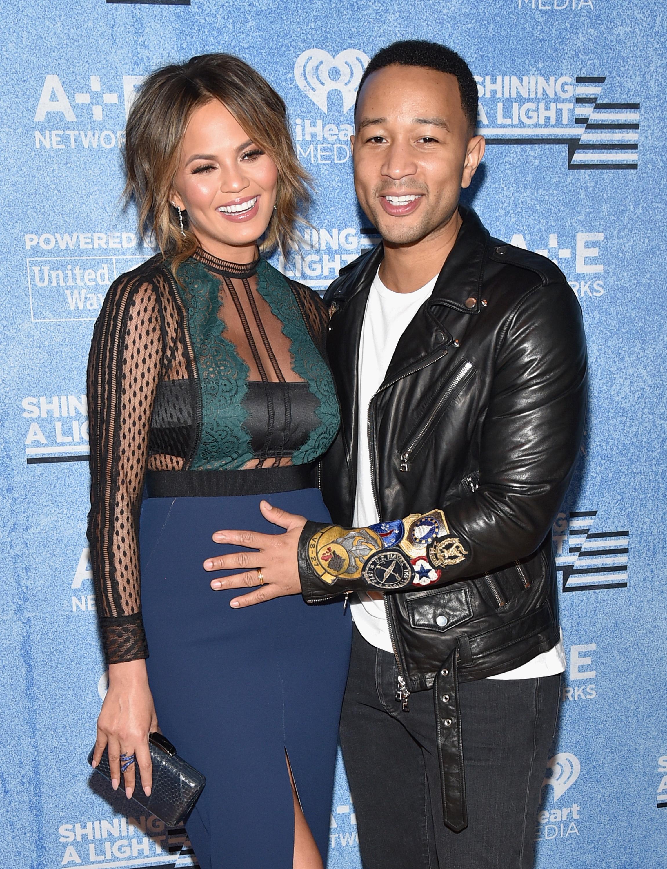 chrissy-teigen-john-legend-baby-pregnant