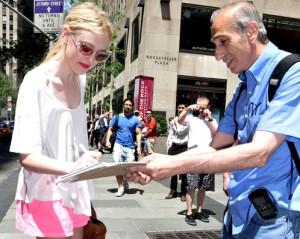 2010__06__Dakota_Fanning_June8_43main 300&#215;239.jpg