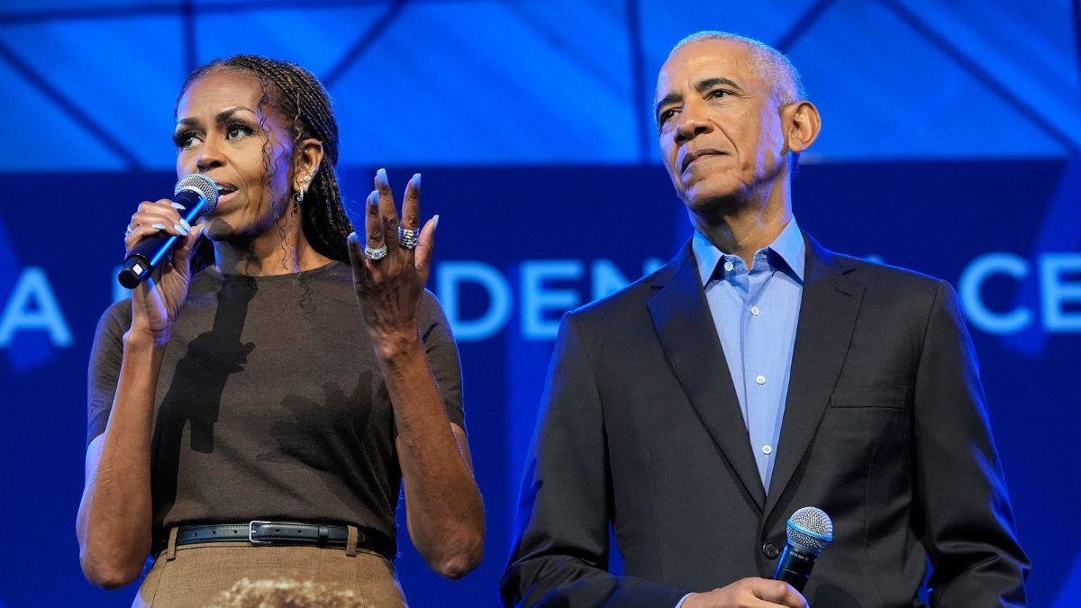 Image of Barack and Michelle Obama share daughters Malia and Sasha.