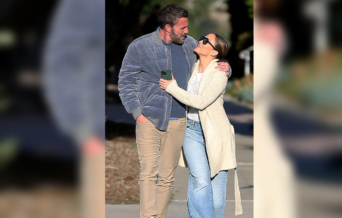 jennifer lopez ben affleck kiss cuddle walk photos