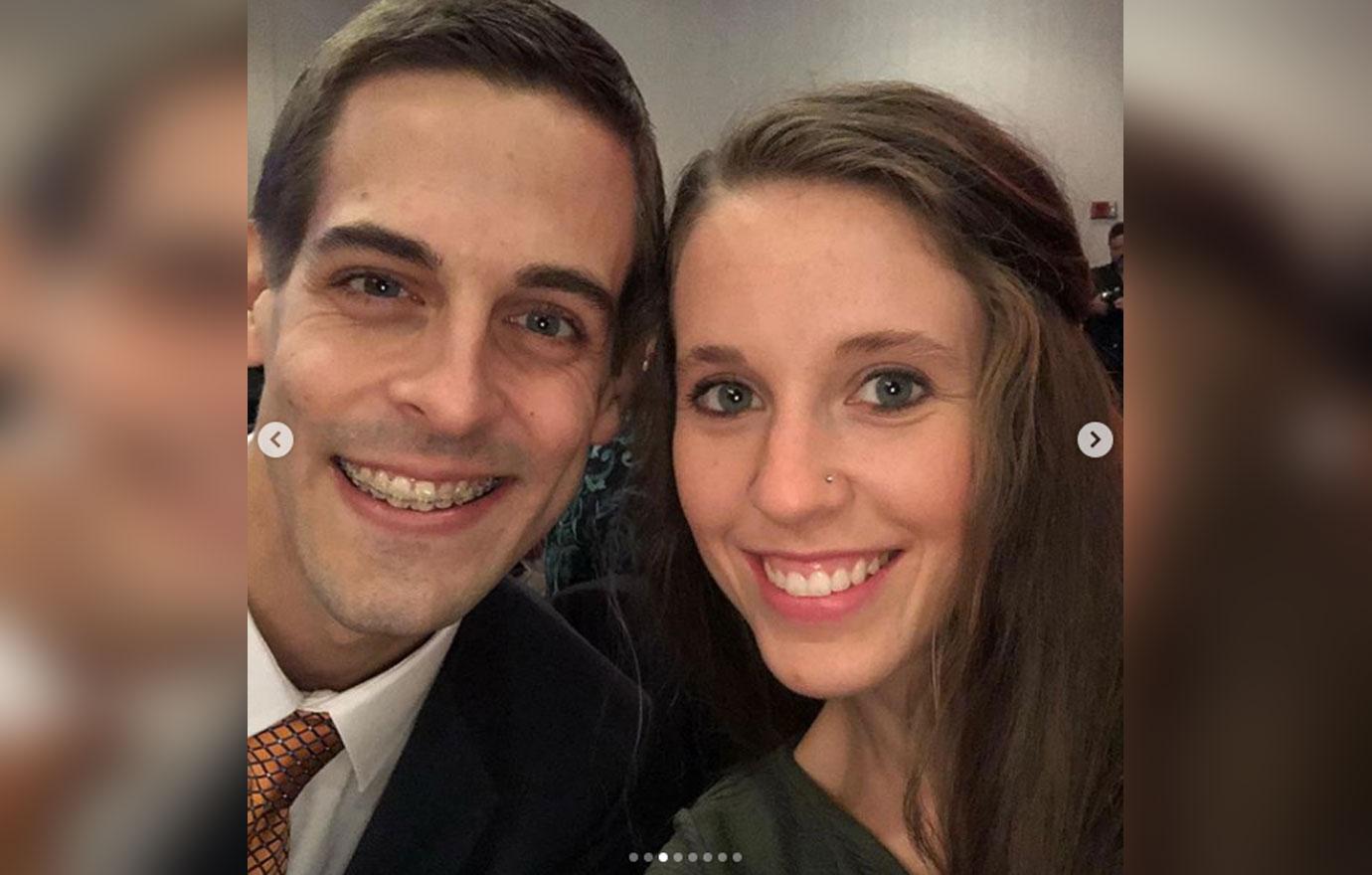 Jill duggar shows off knees risque sexy dress 02