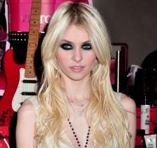 2010__01__taylormomsen1 225×213.jpg