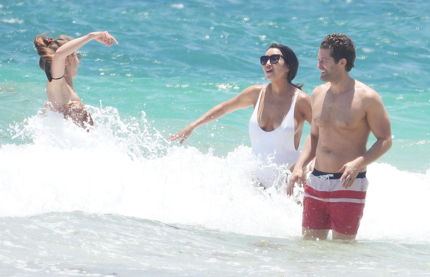 matthew morrison and his pregnant wife renee chat with julianne hough as they take a swim in mexico