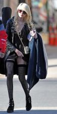 2010__01__Taylor_Momsen_No_Pants_Jan21_12 113×225.jpg