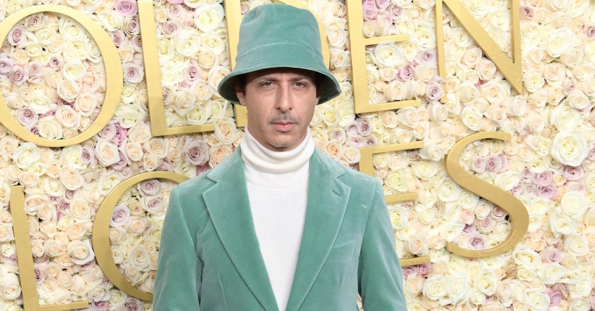 anne hathaway reacts jeremy strong copying princess diaries bucket hat golden globes