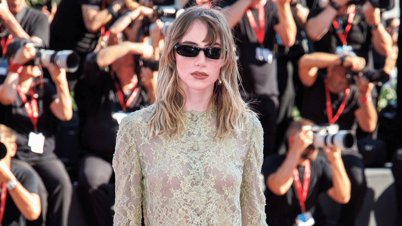 Image of Suki Waterhouse opened up about her life with fiance Robert Pattinson. 