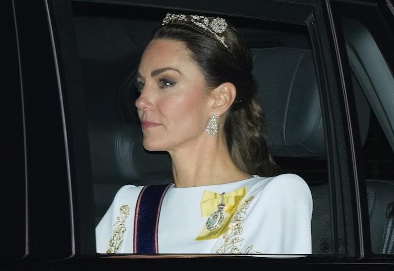 kate middleton feeling pressure cancer battle