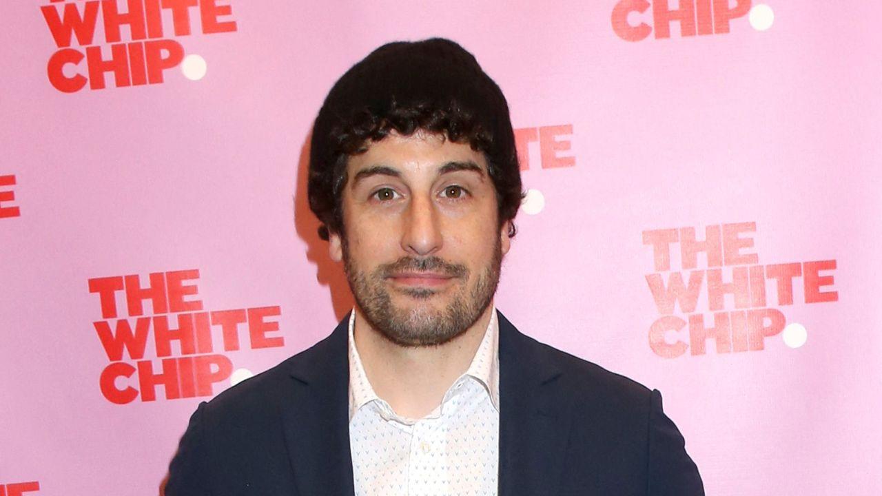image of Jason Biggs revealed that he had spent four years struggling with addiction and repeatedly entering and leaving Alcoholics Anonymous.