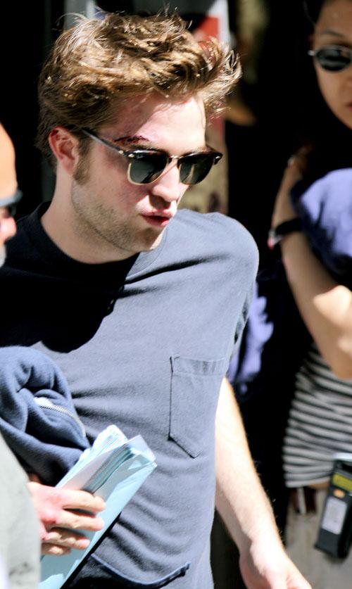 2009__07__full_robert_pattinson_film_set_02_wenn5323912.jpg