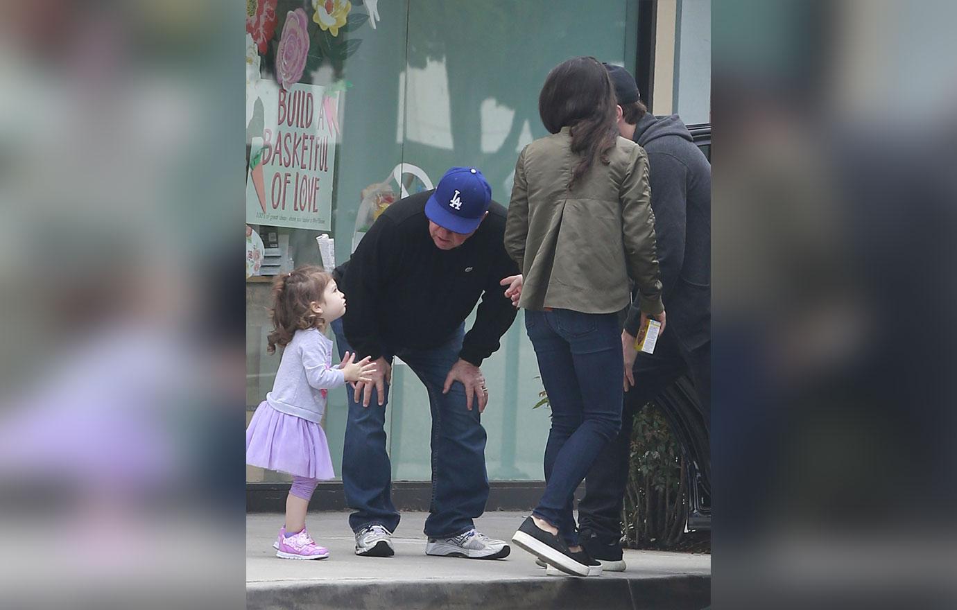 Ashton Kutcher Mila Kunis Kids Photos 06