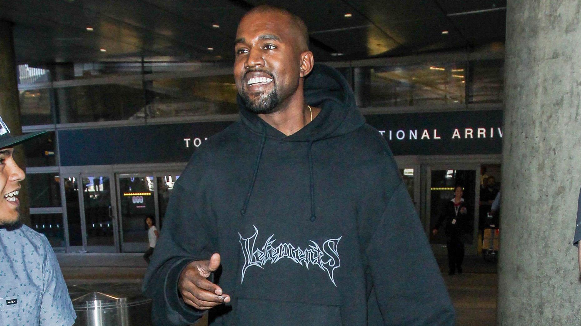 INF &#8211; Kanye West in Good Spirits As He Lands at LAX