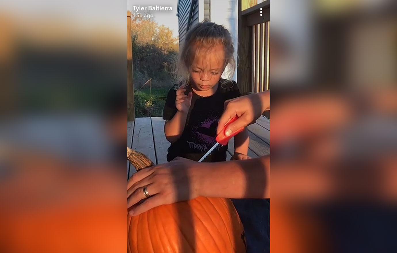 catelynn lowell daughter novalee carves first pumpkin pics 03