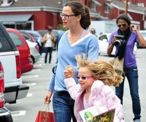 2011__05__garner_affleck_may23_a 300×265.jpg