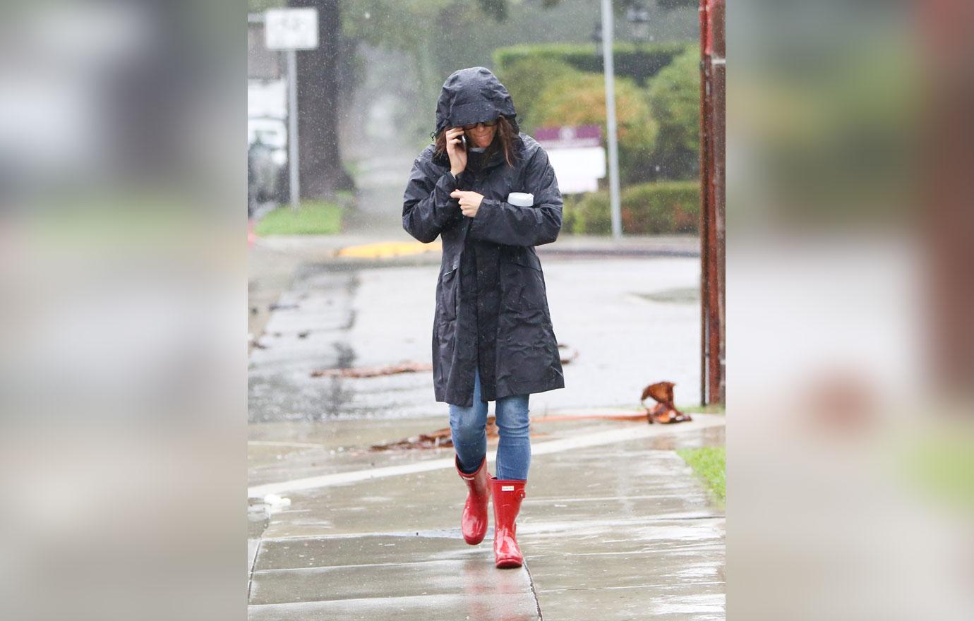 Jennifer Garner braves the rain