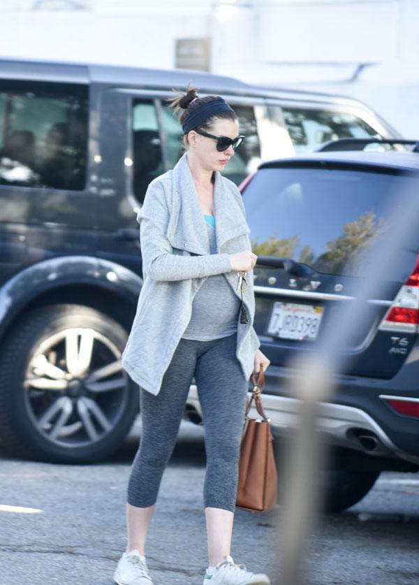 anne hathaway pregnant