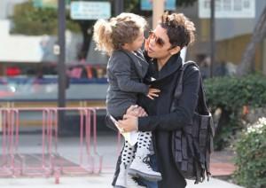 2011__03__halle_berry_march1_20 300×212.jpg