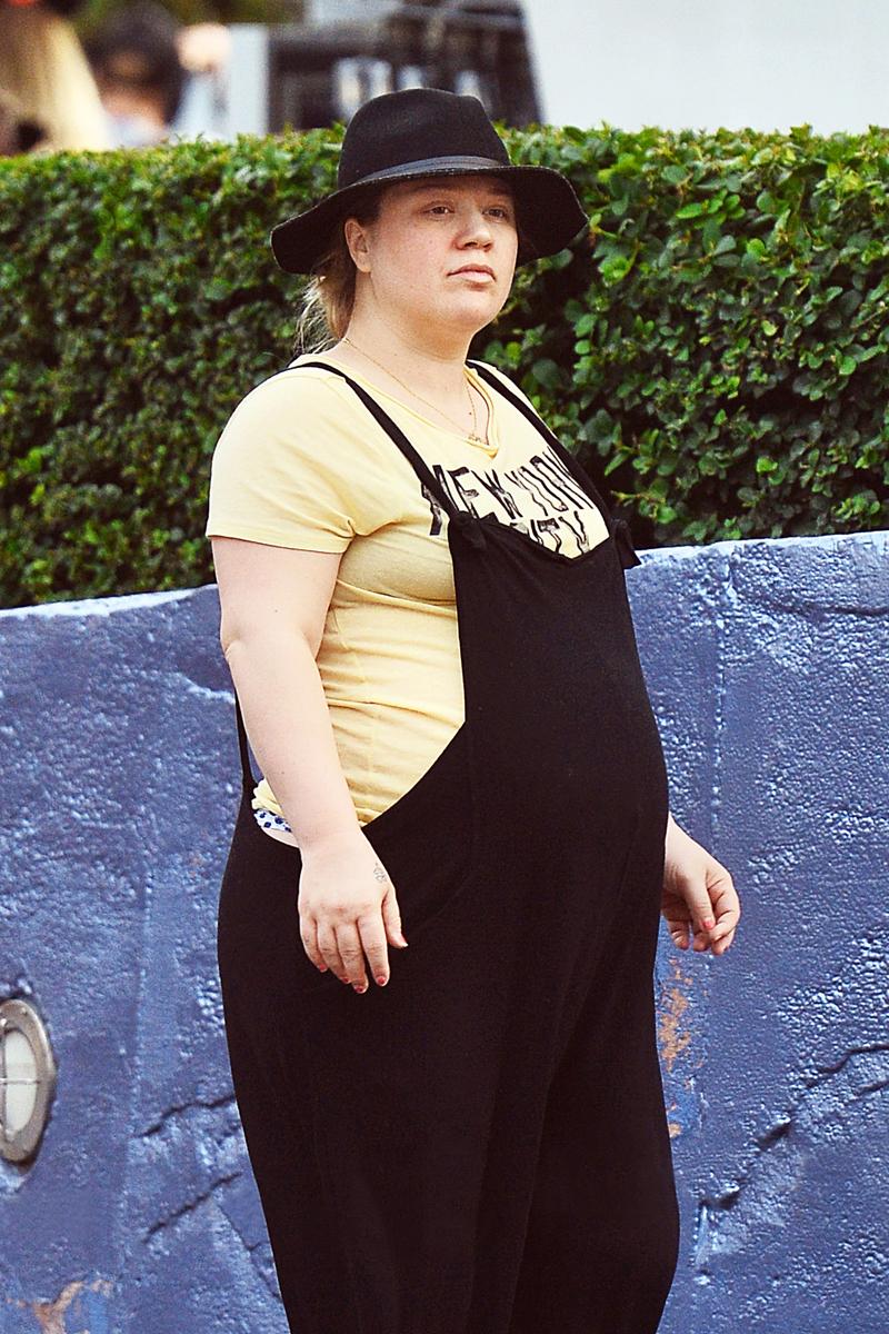 EXCLUSIVE: *PREMIUM EXCLUSIVE RATES APPLY* A very pregnant Kelly Clarkson spotted enjoying a day at Disneyland in Anaheim, CA