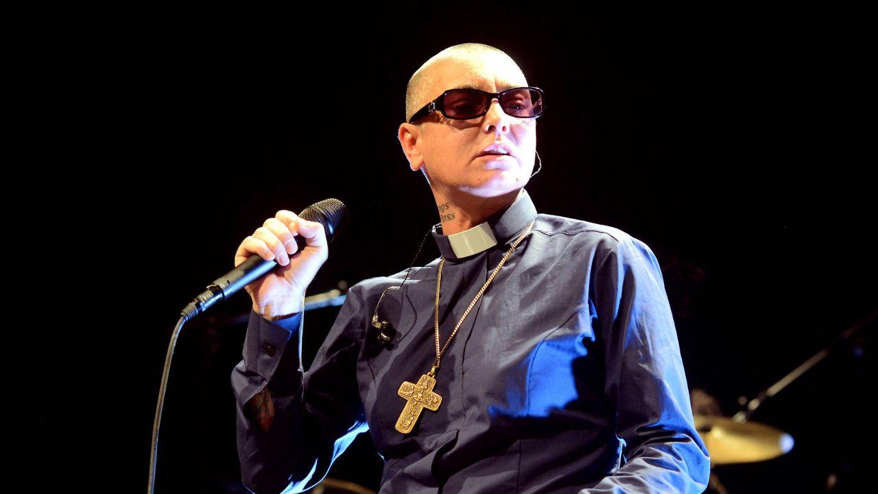Image of The president changed the subject after saying the reporter resembled Sinéad O’Connor.