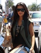 2010__04__FP_4787580_Kardashian_Kim_BRJ_040210 174×225.jpg